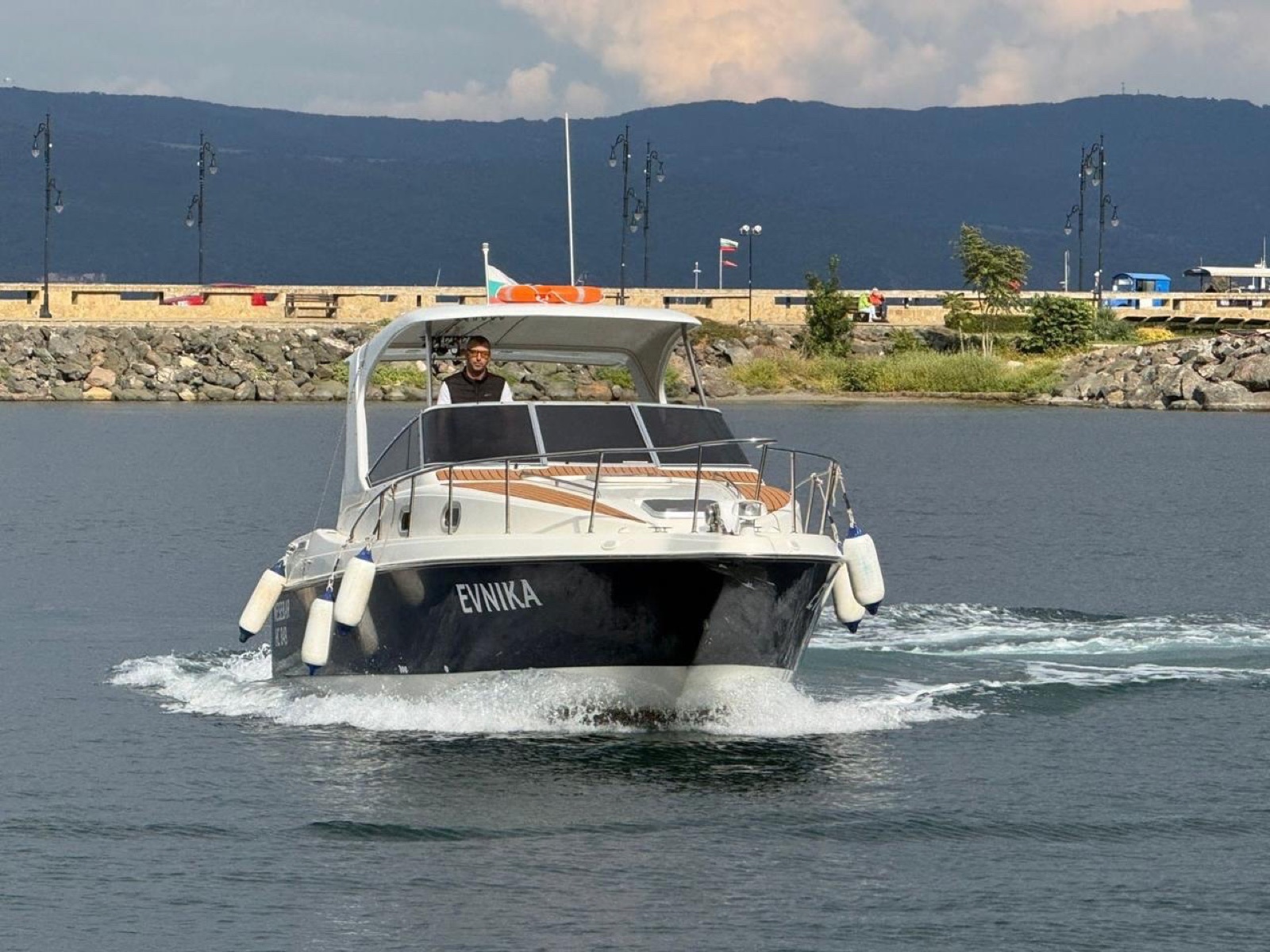 Оренда яхти Evnika 10 м — прогулянка морем для сім'ї та пар, Святий Влас